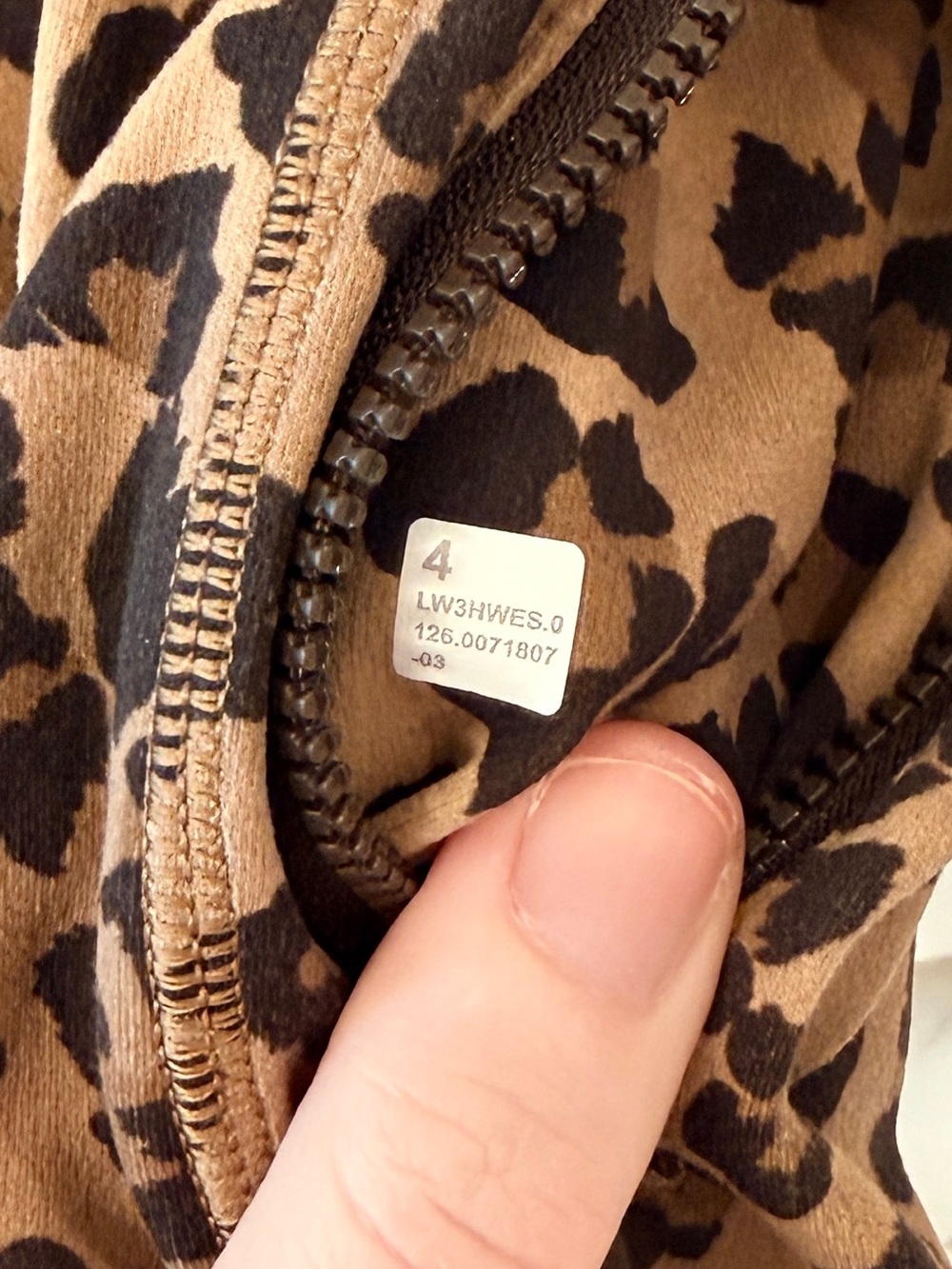 Lululemon Cropped Define Jacket 4 Leopard with matching Scrunchie - Picture 5 of 9